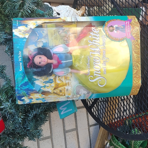 1992 Disneys Snow White Barbie - Picture 3 of 8